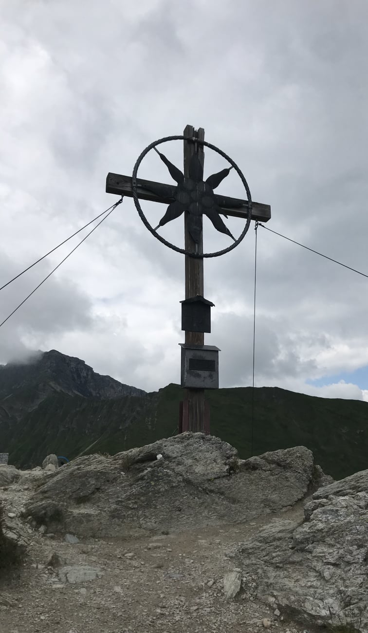 Einer der vielen Gipfel auf dem Weg